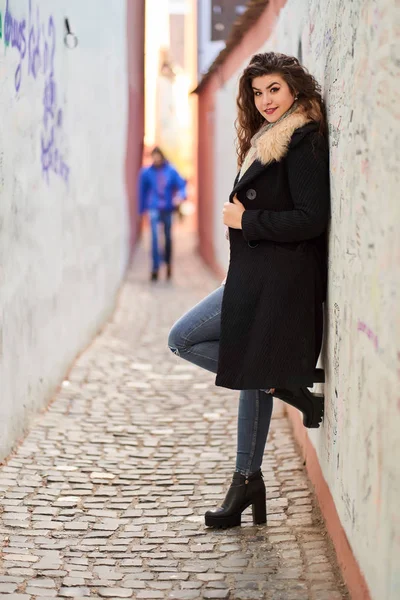Eine Junge Frau Einer Engen Straße Einer Alten Stadt — Stockfoto