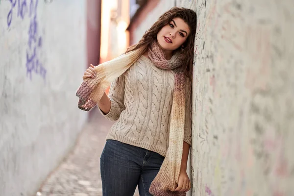 Een Jonge Vrouw Een Smalle Straat Een Oude Stad — Stockfoto