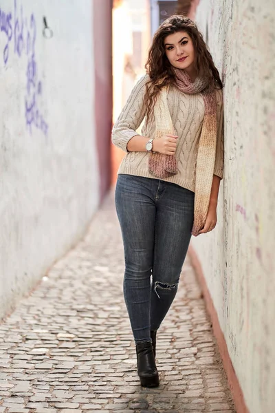 Een Jonge Vrouw Een Smalle Straat Een Oude Stad — Stockfoto