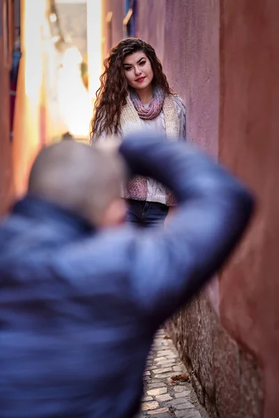 Professioneller Porträtfotograf Bei Einem Urbanen Shooting Mit Model — Stockfoto