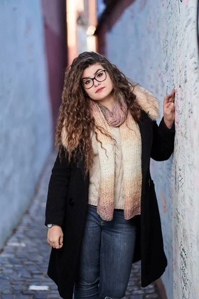 Una Bella Giovane Donna Ispanica Una Strada Stretta Una Città — Foto Stock