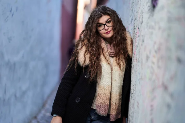 Una Hermosa Joven Hispana Una Calle Estrecha Casco Antiguo — Foto de Stock