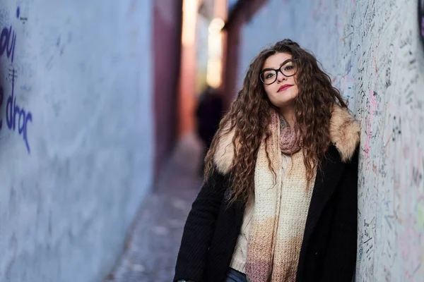 Een Mooie Jonge Spaanse Vrouw Een Smalle Straat Een Oude — Stockfoto