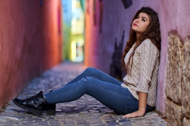 Güzel, genç bir İspanyol kadın Dar bir sokakta eski bir kasabada