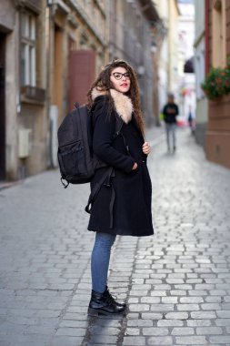 Tarihi bir kasabada sırt çantalı genç bir turist.