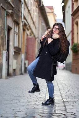 Tarihi bir kasabada sırt çantalı genç bir turist.