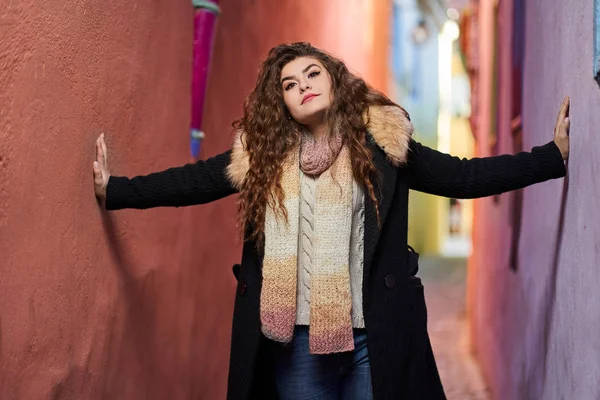 Eine Schöne Junge Hispanische Frau Einer Engen Straße Einer Alten — Stockfoto