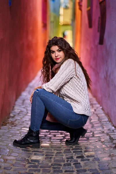 Una Hermosa Joven Hispana Una Calle Estrecha Casco Antiguo — Foto de Stock