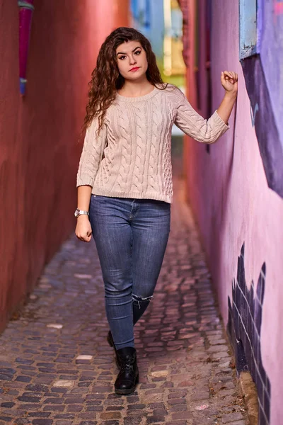 古い町の狭い通りに美しい若いヒスパニック系の女性 — ストック写真