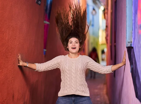 Una Hermosa Joven Hispana Una Calle Estrecha Casco Antiguo — Foto de Stock