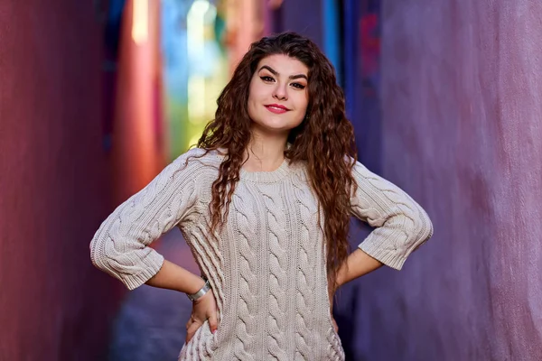 Una Hermosa Joven Hispana Una Calle Estrecha Casco Antiguo — Foto de Stock