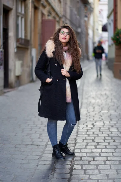 Young Woman Black Coat Blue Jeans Old Town — Stock Photo, Image