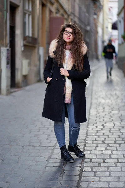 Jonge Vrouw Zwarte Jas Blauwe Jeans Een Oude Stad — Stockfoto