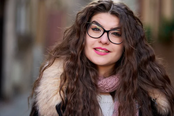 Close Uma Jovem Mulher Com Cabelo Ondulado Longo Livre — Fotografia de Stock