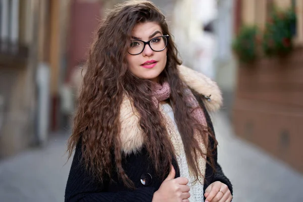 Close Uma Jovem Mulher Com Cabelo Ondulado Longo Livre — Fotografia de Stock