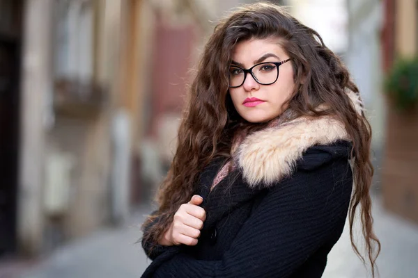 長い波状の髪の屋外で若い女性の閉鎖 — ストック写真