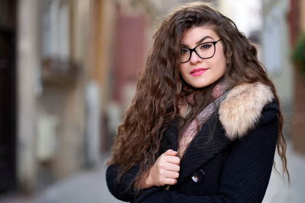 Close Uma Jovem Mulher Com Cabelo Ondulado Longo Livre — Fotografia de Stock