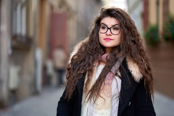 長い波状の髪の屋外で若い女性の閉鎖 — ストック写真