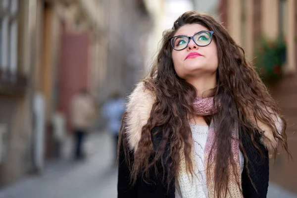 Açık Havada Uzun Dalgalı Saçları Olan Genç Bir Kadının Yakın — Stok fotoğraf