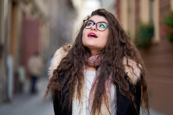 Primo Piano Una Giovane Donna Con Lunghi Capelli Ondulati All — Foto Stock