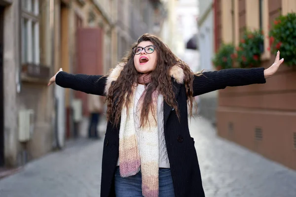 Close Van Een Jonge Vrouw Met Lang Golvend Haar Buiten — Stockfoto