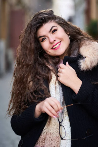 Close Uma Jovem Mulher Com Cabelo Ondulado Longo Livre — Fotografia de Stock