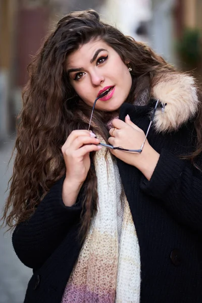 Gros Plan Une Jeune Femme Aux Cheveux Longs Ondulés Plein — Photo