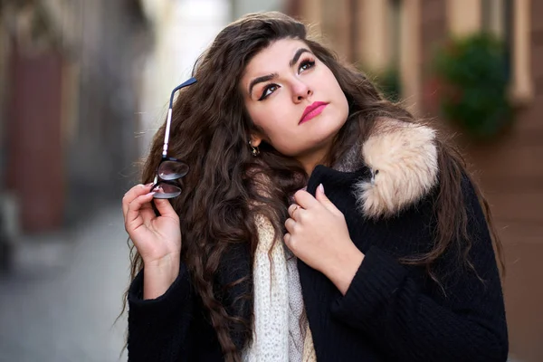 Gros Plan Une Jeune Femme Aux Cheveux Longs Ondulés Plein — Photo