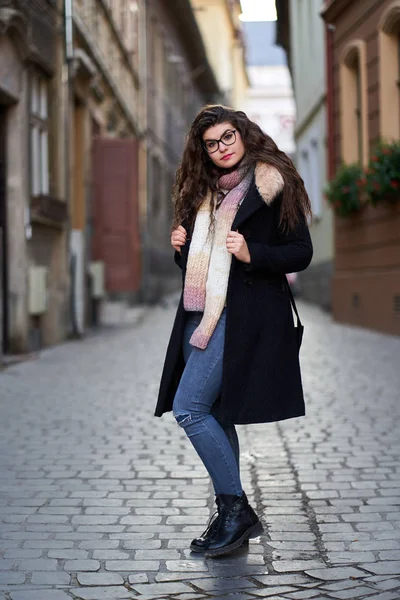 Ung Kvinna Svart Rock Och Blå Jeans Gammal Stad — Stockfoto