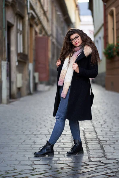 Giovane Donna Cappotto Nero Jeans Blu Una Città Vecchia — Foto Stock