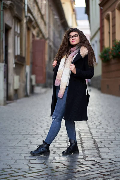 Giovane Donna Cappotto Nero Jeans Blu Una Città Vecchia — Foto Stock