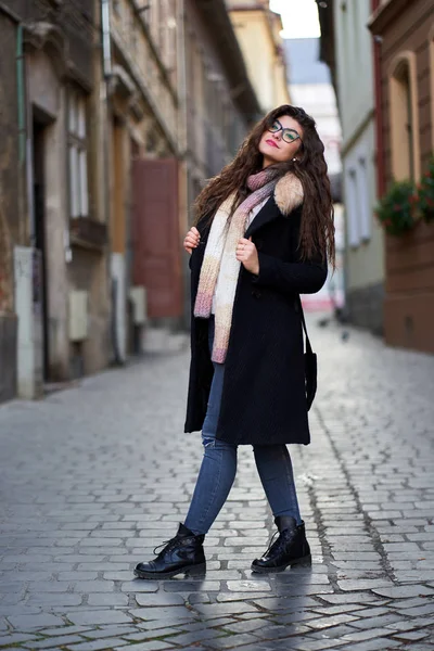 Jovem Mulher Casaco Preto Jeans Azuis Uma Cidade Velha — Fotografia de Stock