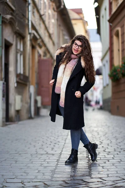 Giovane Donna Cappotto Nero Jeans Blu Una Città Vecchia — Foto Stock