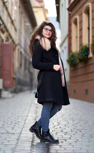 Jovem Mulher Casaco Preto Jeans Azuis Uma Cidade Velha — Fotografia de Stock