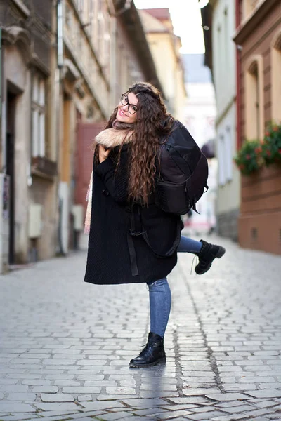 Junge Touristin Mit Rucksack Der Historischen Altstadt — Stockfoto