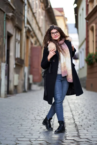 Junge Frau Schwarzem Mantel Und Blauer Jeans Einer Altstadt — Stockfoto