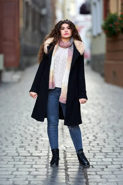 Mladá Žena Černém Kabátu Modré Džíny Starém Městě — Stock fotografie