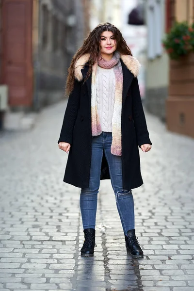 Giovane Donna Cappotto Nero Jeans Blu Una Città Vecchia — Foto Stock