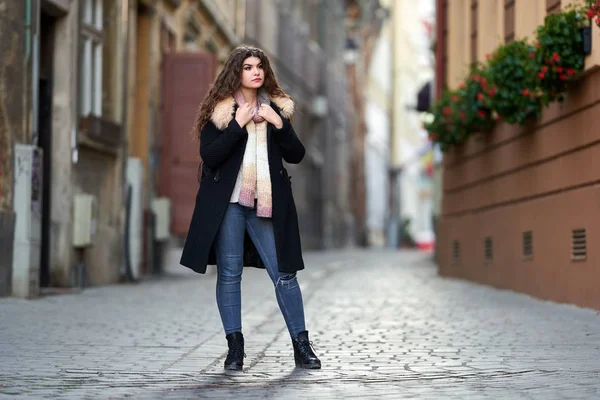 Giovane Donna Cappotto Nero Jeans Blu Una Città Vecchia — Foto Stock