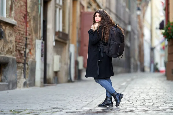 Jovem Turista Com Mochila Uma Cidade Histórica Velha — Fotografia de Stock