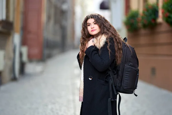 Junge Touristin Mit Rucksack Der Altstadt — Stockfoto