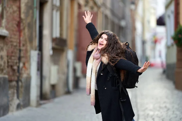 Junge Touristin Mit Rucksack Der Altstadt — Stockfoto