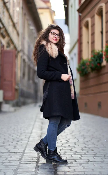 Mujer Joven Con Abrigo Negro Vaqueros Azules Casco Antiguo Imagen de stock