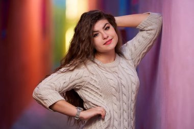 Yaşlı bir kasabada dar bir sokakta genç bir kadın