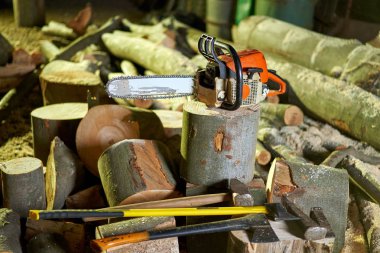 Elektrikli testere, baltalar, tokmak, gece kesilmiş kereste kütüklerinin takozları.