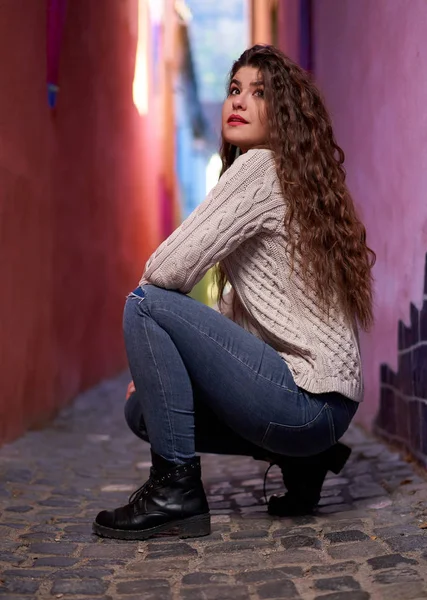 Uma Jovem Mulher Uma Rua Estreita Uma Cidade Velha — Fotografia de Stock