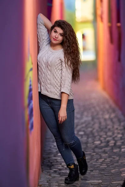 Young Woman Narrow Street Old Town — Stock Photo, Image
