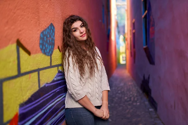 Uma Jovem Mulher Uma Rua Estreita Uma Cidade Velha — Fotografia de Stock