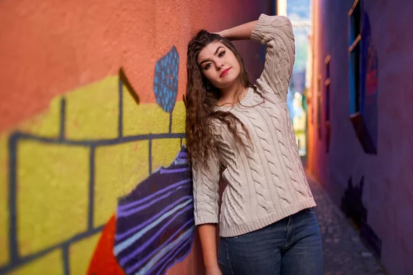 Eine Junge Frau Einer Engen Straße Einer Alten Stadt — Stockfoto