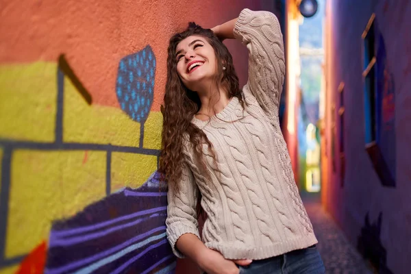 Een Jonge Vrouw Een Smalle Straat Een Oude Stad — Stockfoto